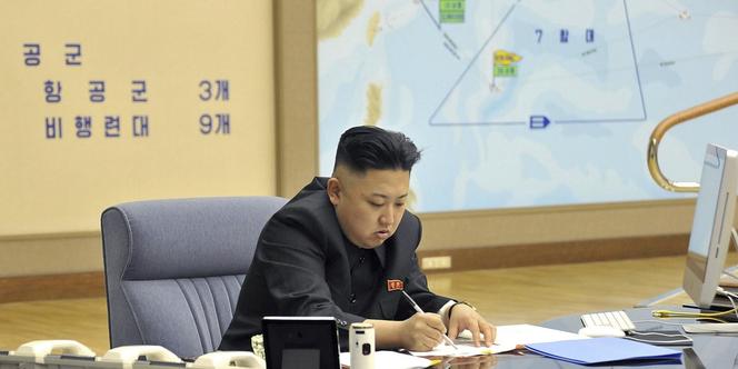 Kim Jung-un à son bureau, le 29 mars 2013. A l'arrière plan, une carte de l'Océan Pacifique.