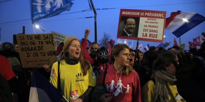 Manifestation contre le mariage gay devant France Télévisions, le jeudi 28 mars, lors de l'intervention télévisée de François Hollande.