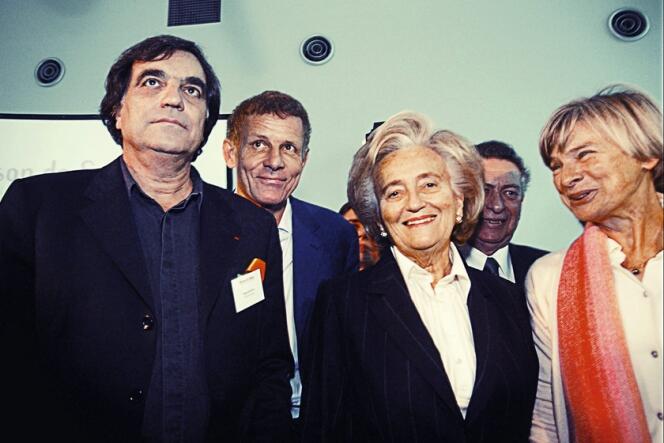En mémoire de sa fille anorexique, qui s'est suicidée en 1995, il a participé à la création de l'hôpital pour adolescents la Maison de Solenn. Ici, en 2004, avec Marcel Rufo, Bernadette Chirac et Véronique Poivre d'Arvor, la mère de Solenn.