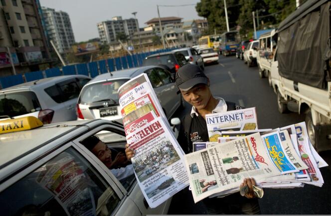 Un vendeur de journaux dans les rues de Rangoun, le 1er avril.