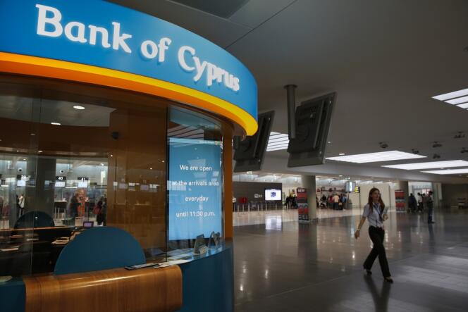 Dans l'aéroport de Larnaca, un comptoir de la bank of Cyprus, le 31 mars.
