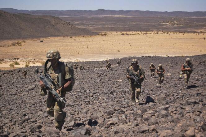 Patrouille de soldats français, au sud de la ville de Tessalit (nord du Mali), le 20 mars.