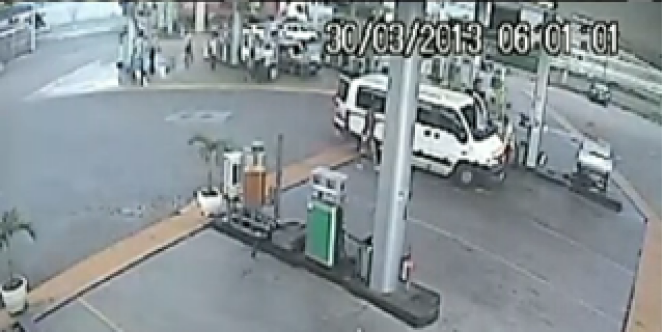 Capture écran de la vidéo de surveillance montrant le minibus dans lequel la jeune touriste américaine a été violée.