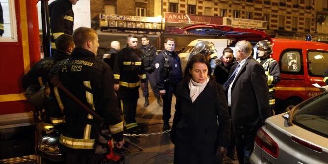 Cécile Duflot sur les lieux de l'incendie où deux personnes ont trouvé la mort, dimanche, à Aubervilliers (Seine-Saint-Denis).