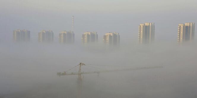 Brouillard sur un quartier résidentiel de Shenyang, dans la province de Liaoning, le 2 avril. Le coût du logement a continué son augmentation pour le dixième mois consécutif dans les 100 plus grandes villes de Chine.