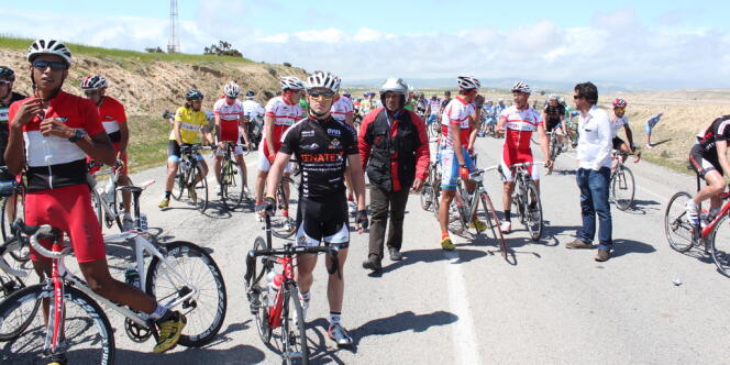 Le peloton du Tour du Maroc se plaint du vent. 