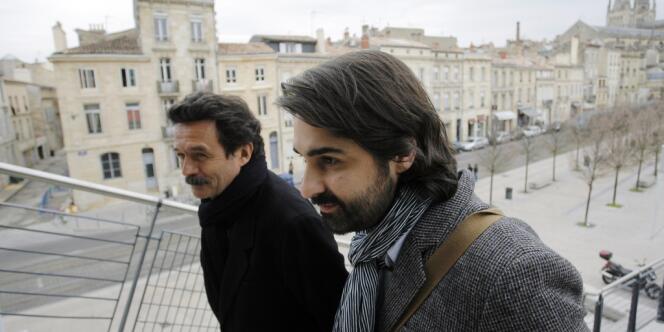 Edwy Plenel (à gauche), fondateur de Mediapart, et Fabrice Arfi, journaliste du site, à Bordeaux le 5 avril 2012.