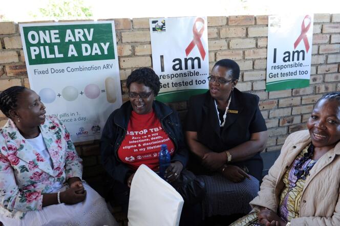 Distribution d'un nouveau médicament contre le sida dans un hôpital de Johannesburg, le 8 avril 2013.