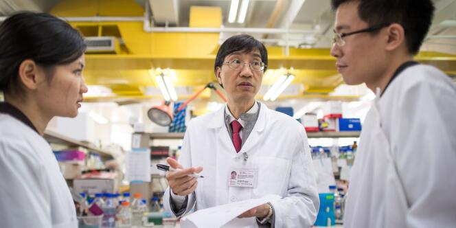 Yuen Kwok-yung, épidémiologiste et codécouvreur du coronavirus, dans son laboratoire de Hongkong en mars 2013. 