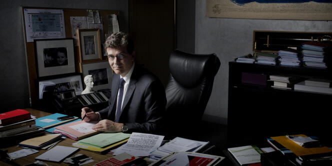Arnaud Montebourg, ministre du redressement productif, dans son bureau, le 8 avril.