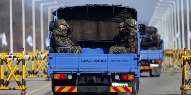 Un camion transporte des soldats sud-coréens, le 10 avril.