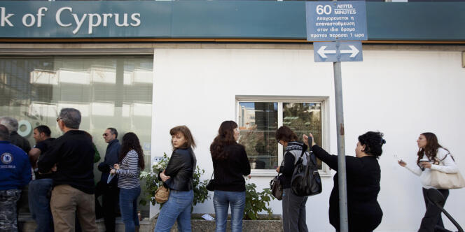 Les clients se sont précipités à la réouverture des banques chypriotes, le 27 mars.