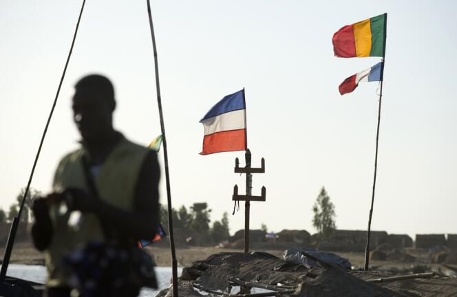 Drapeaux français et malien au bord du fleuve Niger, à l'entrée de Tombouctou (Mali).