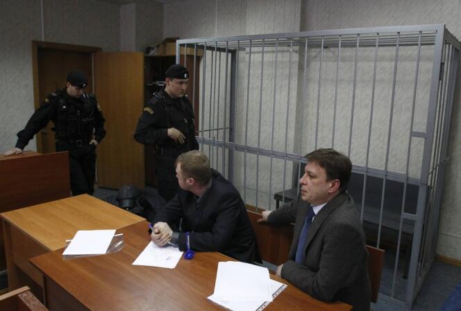 Deux des avocats de Sergueï Magnitski lors de son procès posthume, à Moscou, le 22 mars. 
M. Magnitski est mort en détention le 16 novembre 2009.