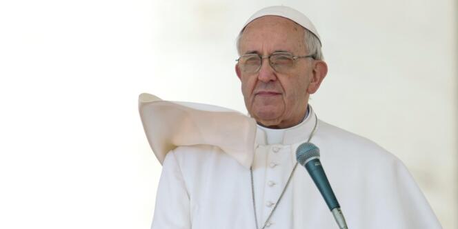 Dans cette annonce spectaculaire, le pape se lance dans la réforme de l'Eglise, alors que jusqu'à présent il était resté discret sur ces sujets.