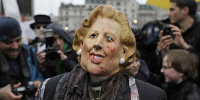 Manifestants célébrant la mort de Margaret Thatcher à Londres, le 13 avril.