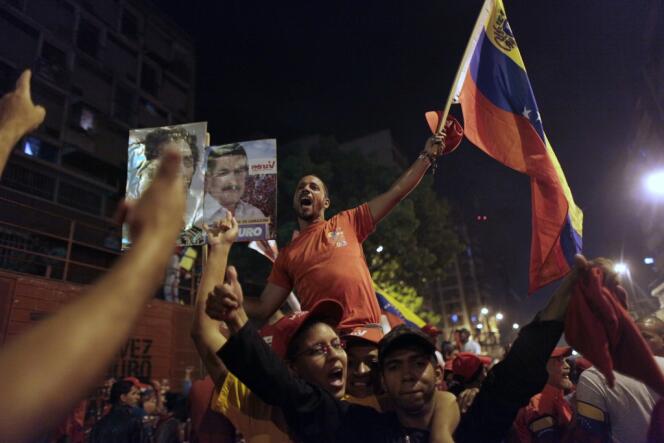 Les partisans de Nicolas Maduro célèbrent la victoire du dauphin d'Hugo Chavez à la présidence vénézuélienne, le 15 avril, à Caracas.