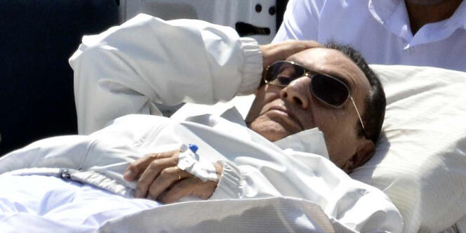L'ancien président égyptien Hosni Moubarak se rendant sur une civière à son procès en appel au Caire, le 13 avril. 