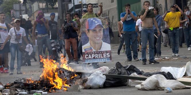 Des partisans d'Henrique Capriles dans les rues de Caracas, lundi.