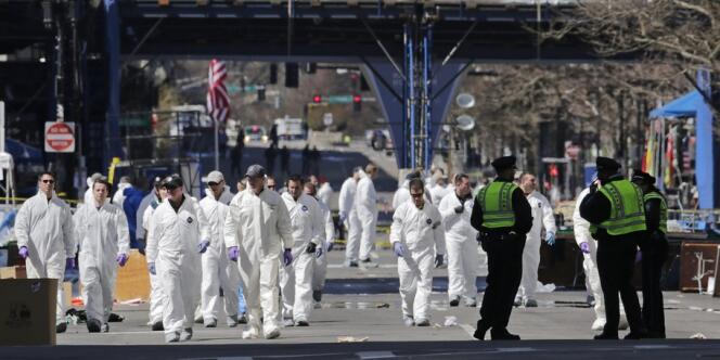 La police scientifique américaine sur les lieux des attentats de Boston, mercredi 17 avril.