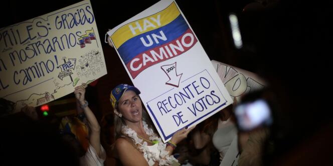 Des Vénézuéliens résidant au Guatemala, lors d'une manifestation de soutien à Henrique Capriles, à Guatemala City, mercredi 17 avril.
