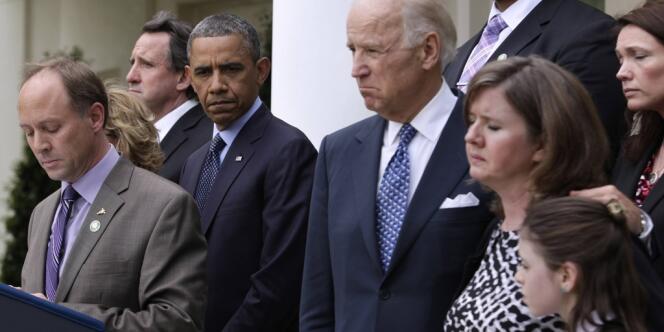 Barack Obama le 17 avril entouré de proches de victimes de la tuerie de Newtown après que le Sénat a rejeté son texte limitant l'usage des armes.