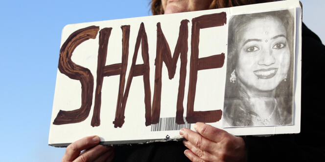 Une manifestante brandit un panneau avec le visage de Savita Halappanavar, le 15 novembre 2012. 