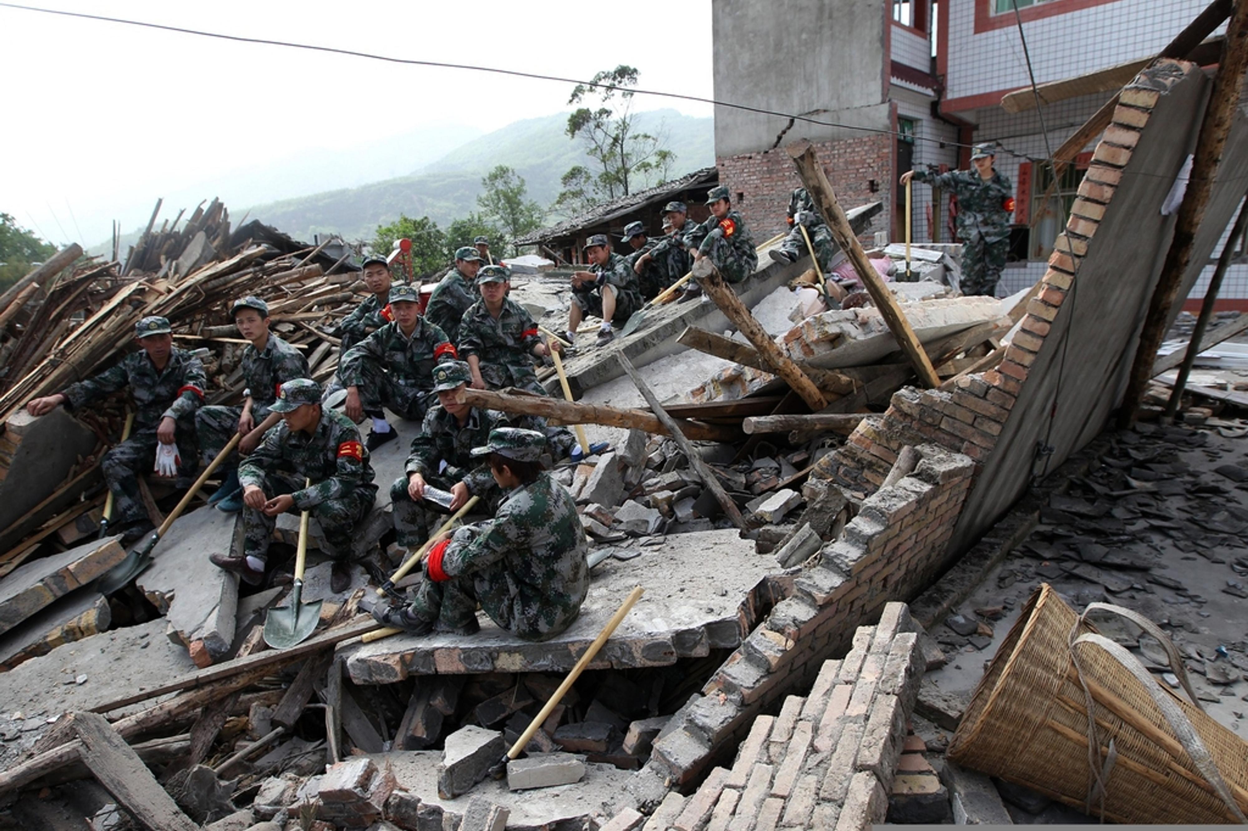 Au moins 157 morts et des milliers de blessés dans un séisme en Chine