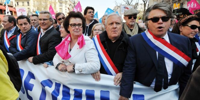 Christine Boutin, présidente du Parti chrétien-démocrate (associé à l'UMP), au côté de l'apparenté FN Gilbert Collard (à droite) lors du défilé anti-mariage pour tous du 21 avril.