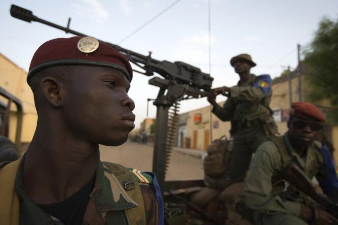 Des soldats maliens en patrouille dans la ville de Gao, le 13 avril.