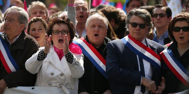 Gilbert Collard, député du Front National, manifeste aux côtés des opposants à la loi sur le mariage et l'adoption par des couples homosexuels, à Paris, le 21 avril.