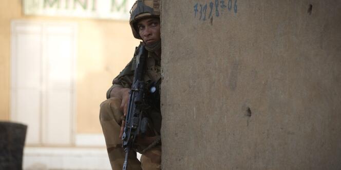 Un soldat français en position dans une rue de Gao, au nord du Mali, où la présence de djihadistes du Mujao avait été signalée le 13 avril.
