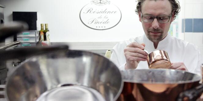 Arnaud Donckele dans son restaurant La Vague d'or, à Saint-Tropez. Il vient d'obtenir une 3e étoile au Michelin.