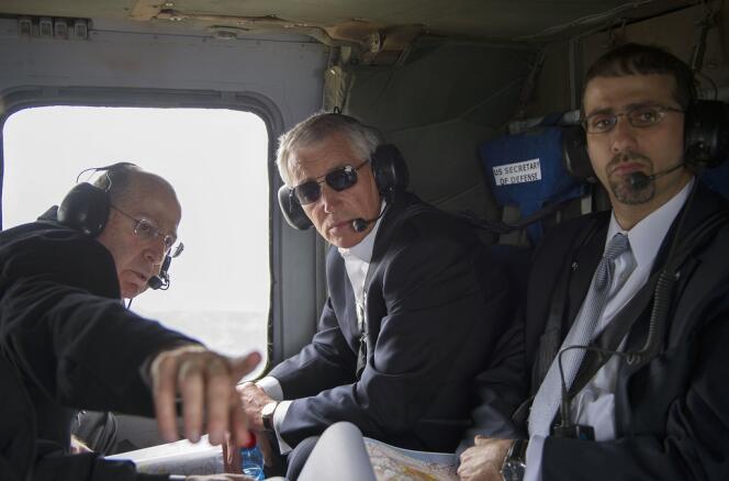 Le secrétaire d’Etat américain à la défense, Chuck Hagel (au centre), son homologue israélien, Moshé Yaalon (à gauche), et l’ambassadeur des Etats-Unis en Israël, Dan Shapiro, survolent en hélicoptère le plateau du Golan, lundi 22 avril.