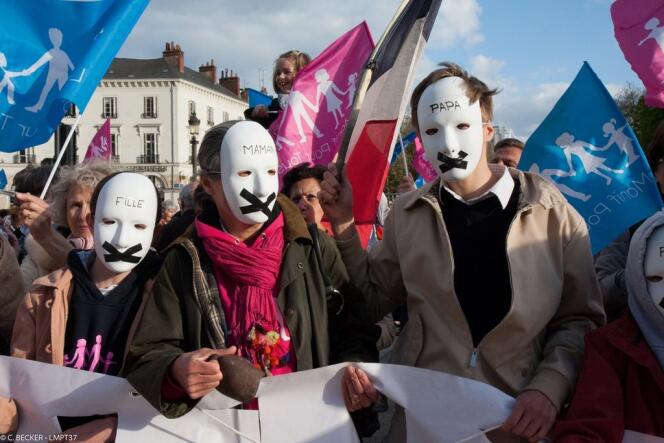 Des opposants au mariage homosexuel lors de la Manif pour tous à Tours, le 18 avril 2013. 