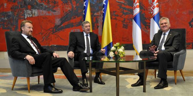 Les présidents de la Bosnie, Nebojsa Radmanovic (au centre) et de la Serbie, Tomislav Nikolic (à droite), pendant leur réunion à Belgrade le 23 avril.