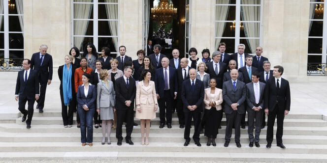 François Hollande et Jean-Marc Ayrault (à gauche) avec les ministres du gouvernement, le 17 mai 2012, à l'Elysée.