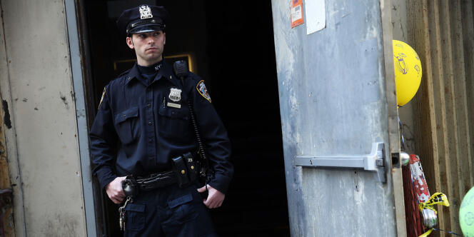 Un policier devant l'immeuble de Manhattan devant lequel un débris d'avion a été retrouvé le 26 avril.