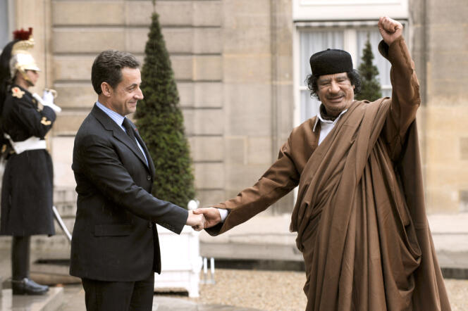 Nicolas Sarlozy et Mouammar Kadhafi, lors de la visite de l'ancien dirigeant libyen en France, en décembre 2007.