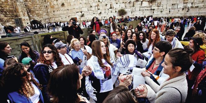 Chaque début de mois, les féministes de l'association les Femmes du Mur, viennent prier devant le Kotel. 