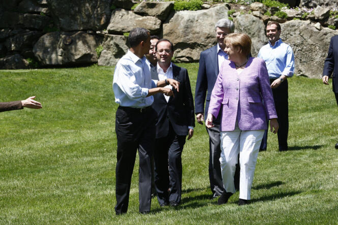 M. Hollande avec le président américain, M. Obama, la chancelière allemande, Mme Merkel, le premier ministre canadien, M. Harper, et son homologue russe, M. Medvedev, le 19 mai 2012 à Camp David.