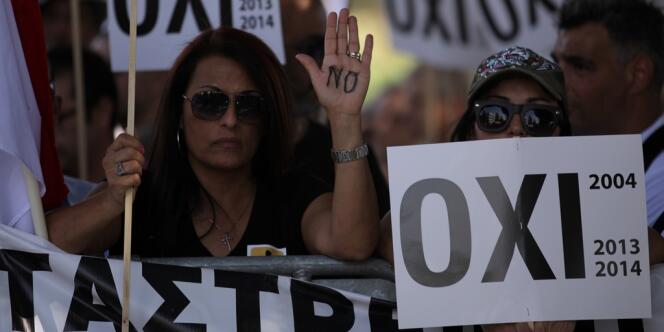 Quelques centaines de Chypriotes se sont réunis devant le Parlement, mardi 30 avril, pour protester contre le plan de sauvetage de l'île proposé par la troïka.