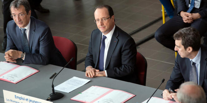 François Hollande, en déplacement aux Mureaux.