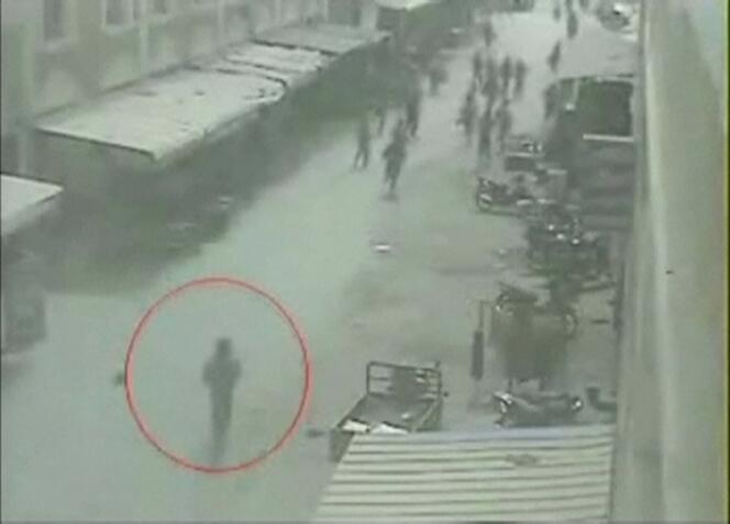 Image vidéo montrant un homme pourchassant avec un couteau des habitants de Bachu, dans le Xinjiang.