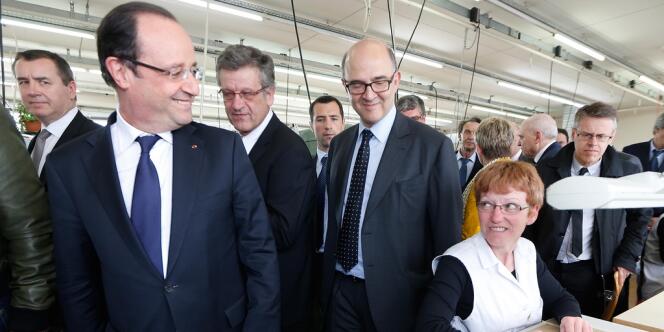 Pierre Moscovici et François Hollande à Avoudrey dans la Doubs, vendredi 3 mai.