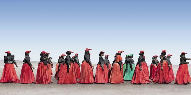 Les couleurs des vêtements distinguent les différents groupes de la communauté herero. Ici,  deux femmes Otjigrine (en vert) au milieu de femmes Otjiserandu (en rouge). 