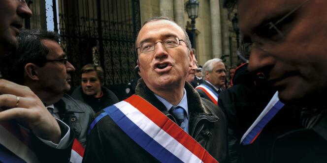 Hervé Mariton député de la Drôme devant le palais de l'Elysée le 23 janvier, lors d'une manifestation surprise contre le mariage pour tous.