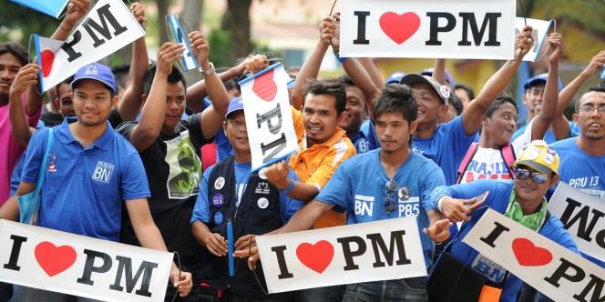 Des partisans du premier ministre sortant Najib Razak, le 4 mai.