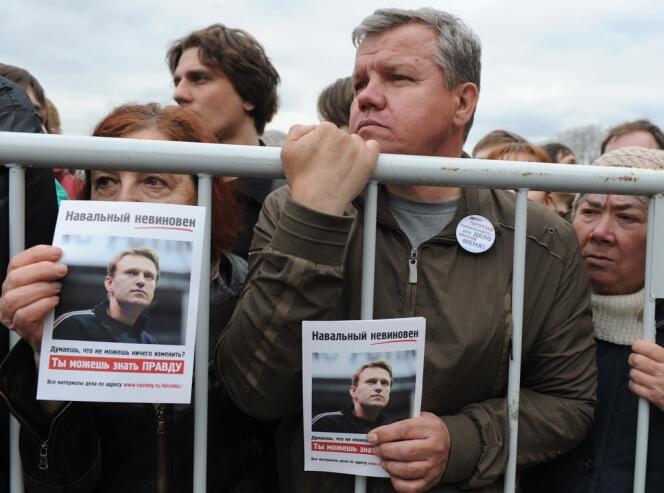 Des opposants russes brandissent le portrait du blogueur Alexei Navalny lors d'une manifestation contre Vladimir Poutine, le 6 mai, place Bolotnaïa, dans le centre de Moscou.