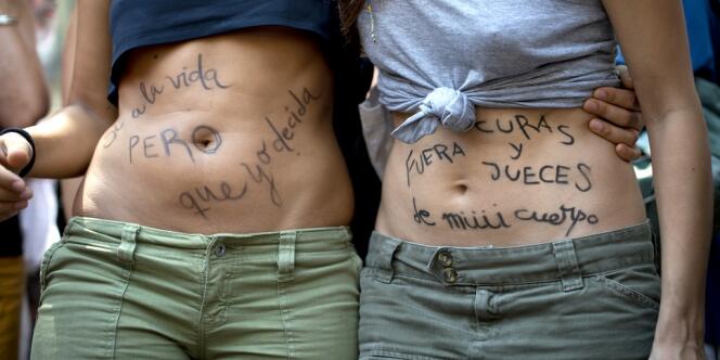 Manifestation à Madrid, en juillet 2012, contre le projet de réforme de l’avortement défendu par le gouvernement conservateur. Sur leur ventre, deux femmes ont inscrit : 